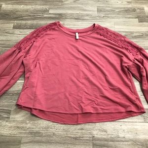 Xhileration Coral Balloon Arm Lace Trim Pullover; Large Women’s